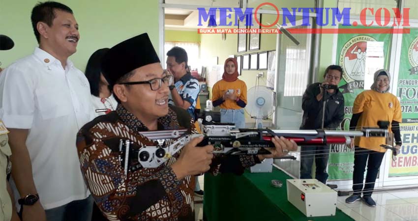 Walikota Malang Drs Sutiaji, tepat sasaran saat menembak dalam pembiukaan lomba tembak antar wartawan Malang Raya. Tampak Ketua KONI Kota Malang Eddy Wahyono persiapan.menembak bersama Walikota Malang. (gie)