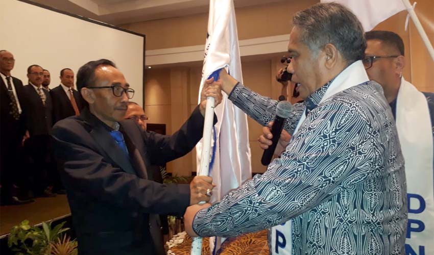 Ketua DPC Peradi RBA Akhmad Siswanto SH saat menerima bendera Peradi dari Ketua DPN Peradi RBA, Dr Luhut MP Pangaribuan SH LLM. (gie)