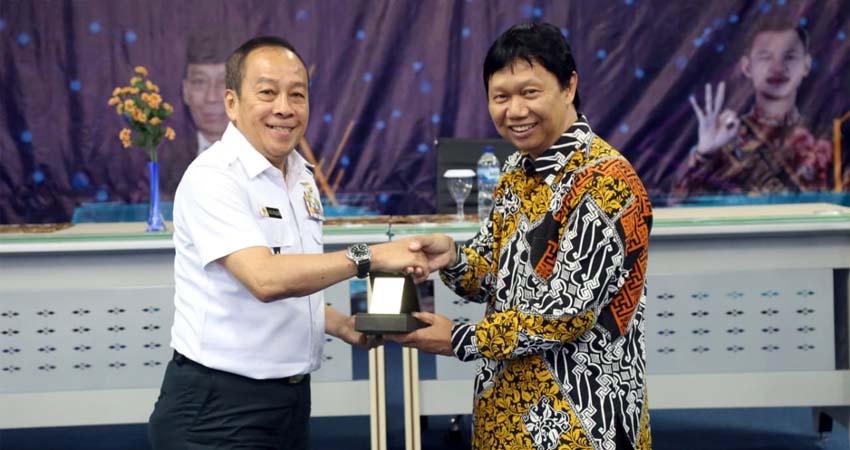 Direktur Polinema Drs Awan Setiawan MMT MM saat memberikan cindramata kepada Letjen TNI (Purn) Agus Widjojo, Gubernur Lembaga Ketahanan Nasional Republik Indonesia. (ist)