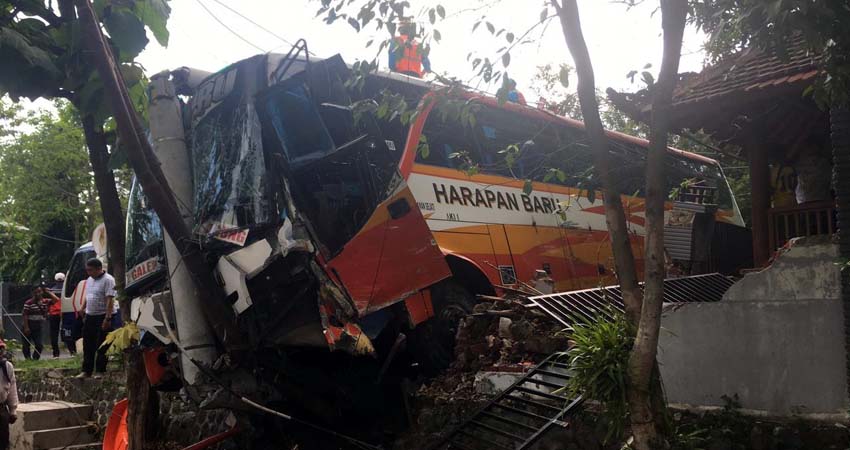 Kondisi bus usai menabrak tiang listrik. (ist)