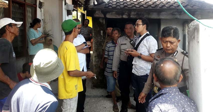 Petugas kepolisian saat mendatangi rumah Satupah. (ist)