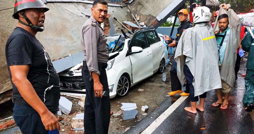 Mobil Tertimpa Tembok, 2 Bocah Selamat