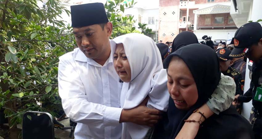 Alia, anak pertama Gus Hilman saat datang ke rumah duka. (gie)