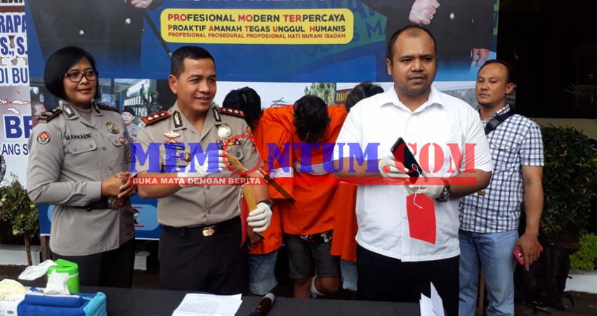 BB :Kapolresta Malang Kota AKBP Dr Leonardus Simarmata SSos SIK MH menunjukan pisau badik yang diamankan dari para tersangka. (gie)