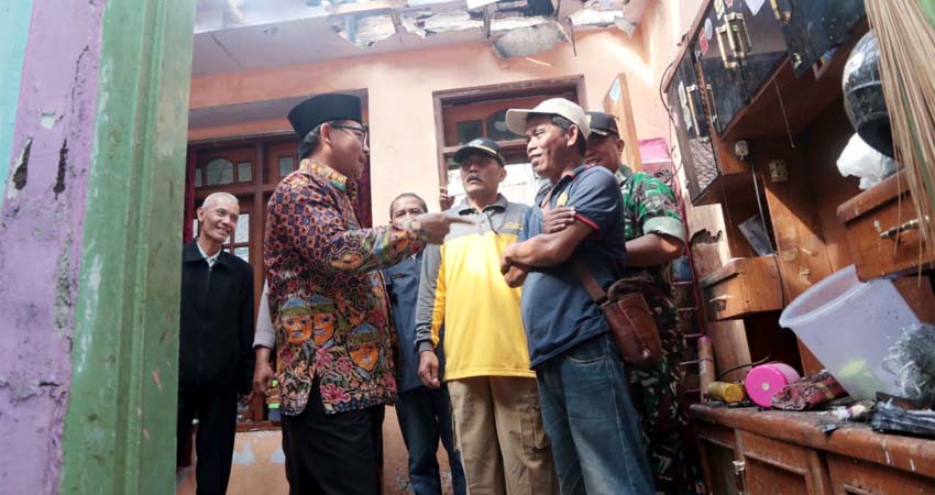 Sutiaji : Walikota Malang Drs Sutiaji saat datangi rumah Sholeh. (ist/ humas)