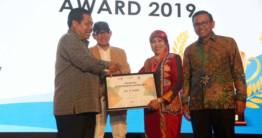 Sutiaji Raih Walikota Enterpreneur Award 2019 Kategori Pendidikan