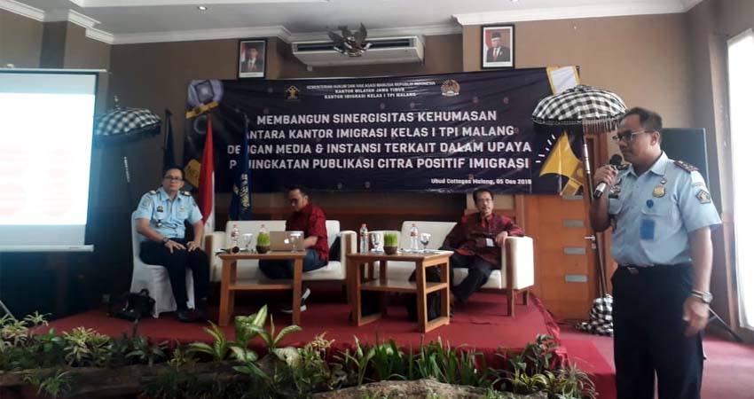 Kepala Kantor Imigrasi Kelas 1 TPI Malang Novianto Sulastono saat memberikan sambutan diiskusi membangun sinergisitas kehumasan antara Kantor Imigrasi kelas 1 TPI Malang dengan Media dan Instansi terkait dalam upaya peningkatan publikasi citra positif imigrasi. (gie)