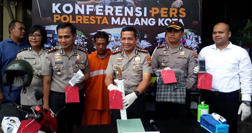 Tersangka Zan saat dirilis di Mapolresta Malang Kota. (gie)