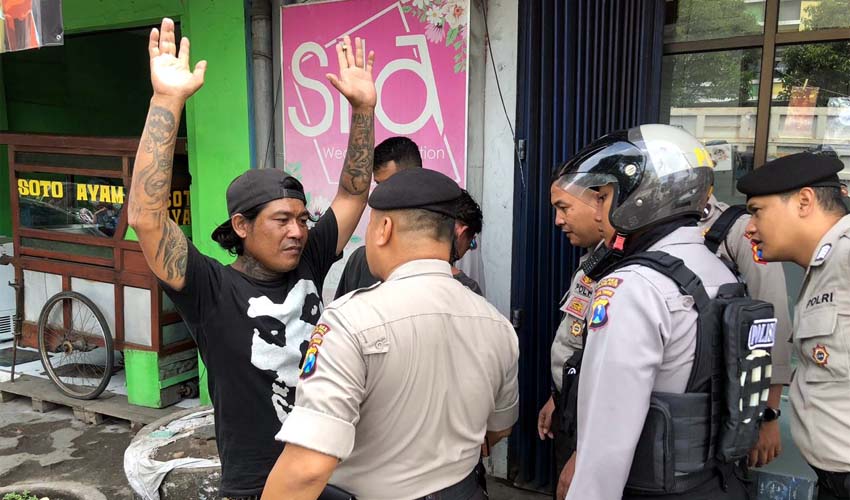 Bikin Resah Pemakai Jalan, Penjual Stiker Perempatan Angkat Tangan