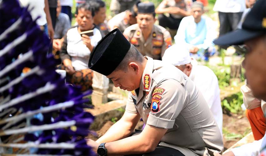 Kapolresta Malang Kota Kombes Pol Dr Leonardus saat di pemakaman Sukadi. (ist)