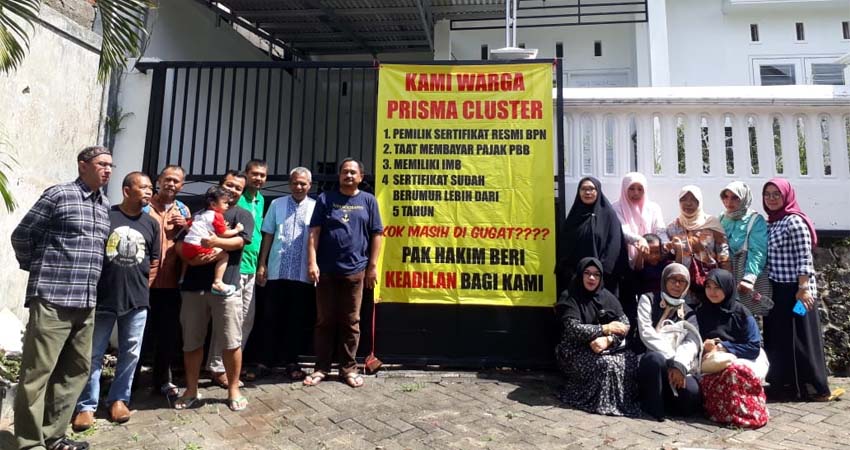 Warga Perum Prisma Cluster saat menunggu kedatangan pihak PN Malang dan Penggugat dalam agenda PS. (gie)