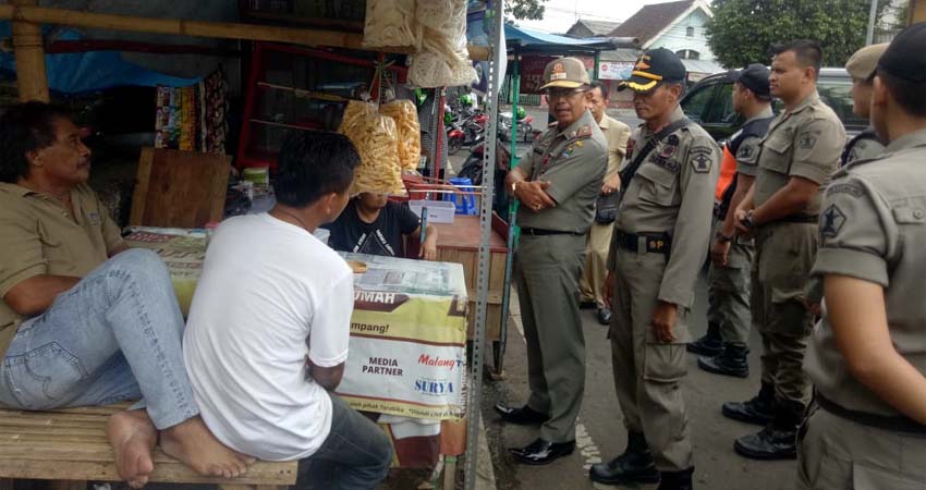 Pol PP Kota Malang Rutin Tertibkan PKL Liar