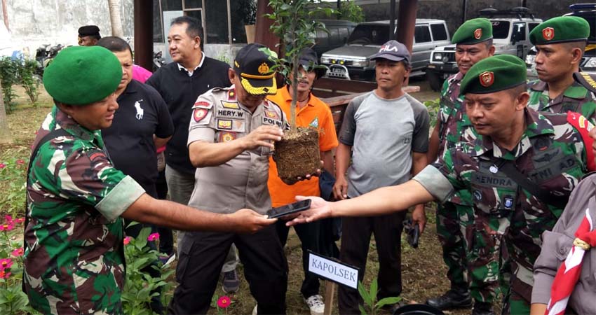 Kapolsek Blimbing Kompol Hery W Widodo saat melakukan penanaman pohon di Mapolsek Blimbing. (ist)