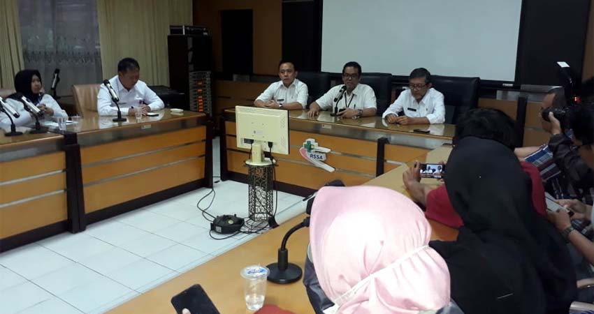 Tim Penanganan Coronavirus RSSA Malang saat jumpa pers menjelaskan kondisi pasien suspek Coronavirus. (gie)