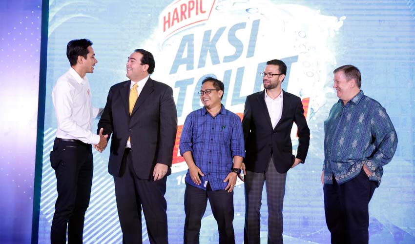 AKSI : Darius Sinathrya, Karim Kamel, General Manager Reckitt Benckiser Hygiene Home Indonesia, Sugeng Priyono, Direktur Operasional KOMIDA, Luis Ramirez, Marketing Director Reckitt Benckiser Hygiene Home Indonesia, Don Johnston, Operations Director Water.org Indonesia. (ist)