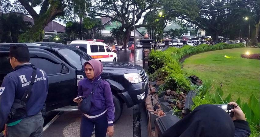 Diduga Gas Mbandang, Ford Hancurkan Tembok Pagar Tugu Kota Malang