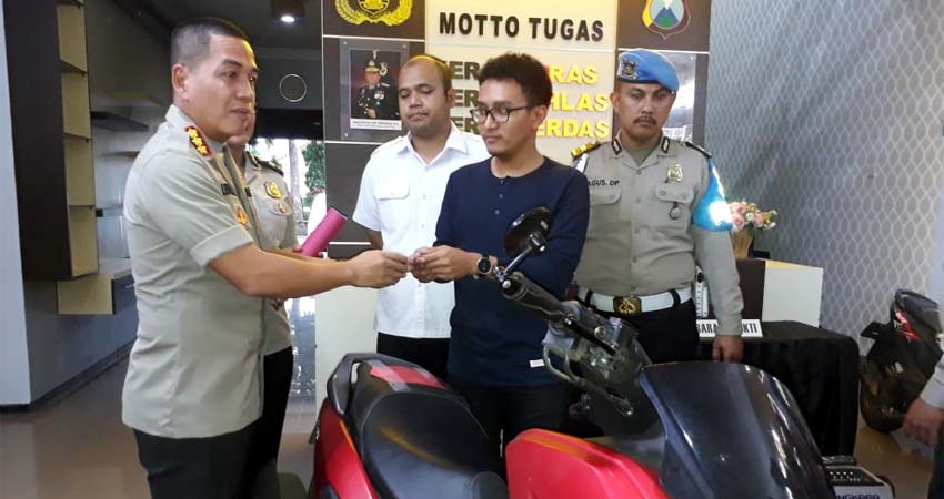 Kapolresta Malang Kota Kombes Pol Leonardus saat menyerahkan motor N Max tersebut kepada Aditama. (gie)