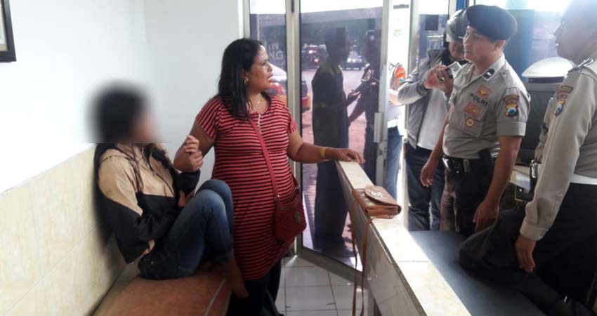 Korban tampak duduk dan menangis saat di Pos Lantas Gadang. (ist)