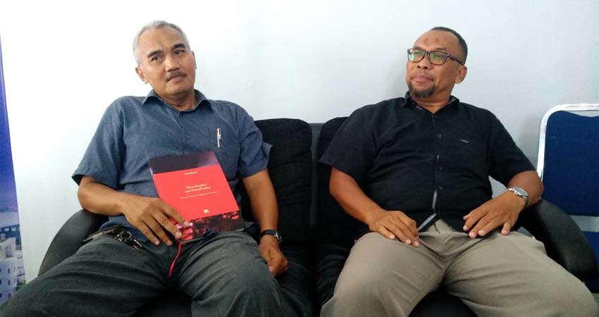 Dr Sudarmadji bersama Kepala UPT Percetakan dan Penerbitan, Dr Abd. Muqit, SPd, MPd, menjawab pertanyaan awak media. (rhd)