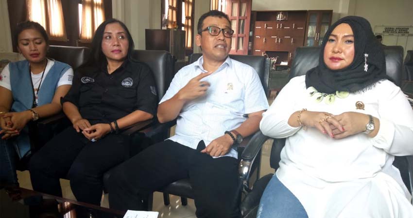 Ketua Komisi D DPRD Kota Malang, Ahmad Wanedi didampingi beberapa anggotanya saat ditemui di ruang kerjanya.(kik)