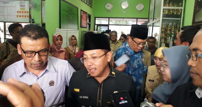 Ketua Komisi D DPRD Kota Malang Ahmad Wanedi bersama Walikota Malang Drs H Sutiaji di SMPN 16 Kota Malang. (gie)