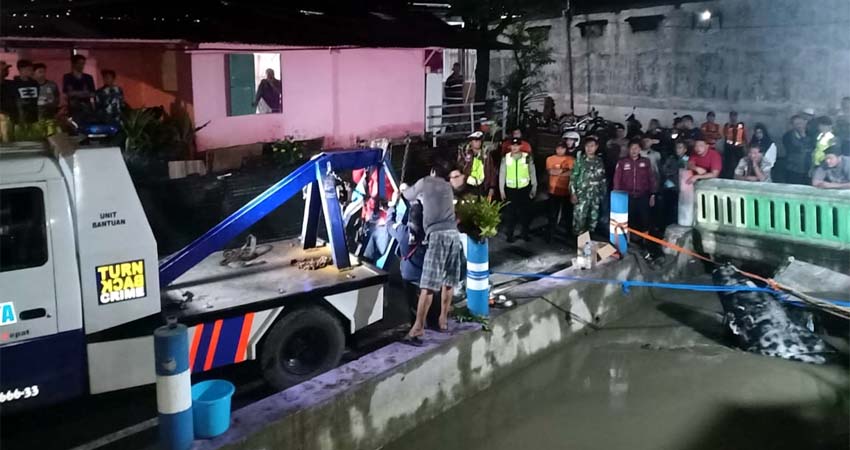 Hujan Deras Simpang Piranha, Lancer Nyemplung Sungai