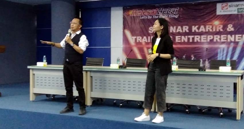 Arie Gaspol mengubah mindset mahasiswa Polinema menjadi wirausaha. (adn)