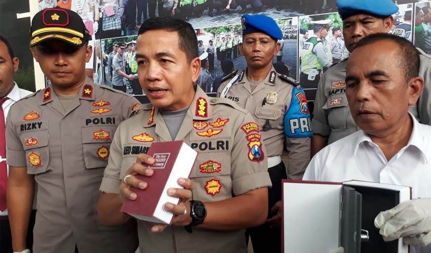 Kapolresta Malang Kota Kombes Pol Leonardus saat menunjukan kotak isi narkoba yang menyerupai buku. (gie)