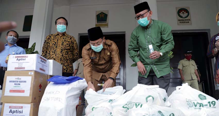 Bantuan Hand Sanitizer dan Paket Sembako dari APTISI