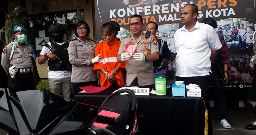 Kapolresta Malang Kota Kombes Pol Leonardus saat merilis tersangka Hendrik. (gie)