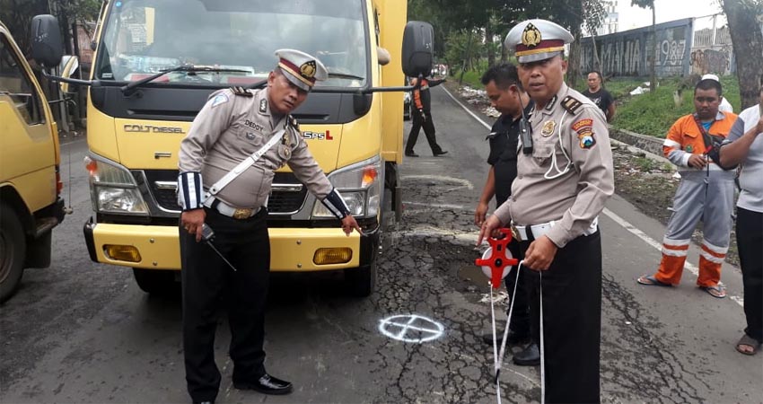 Lewati Lubang, Jalan Licin, Jatuh Misterius, Tewas Terlindas Truk