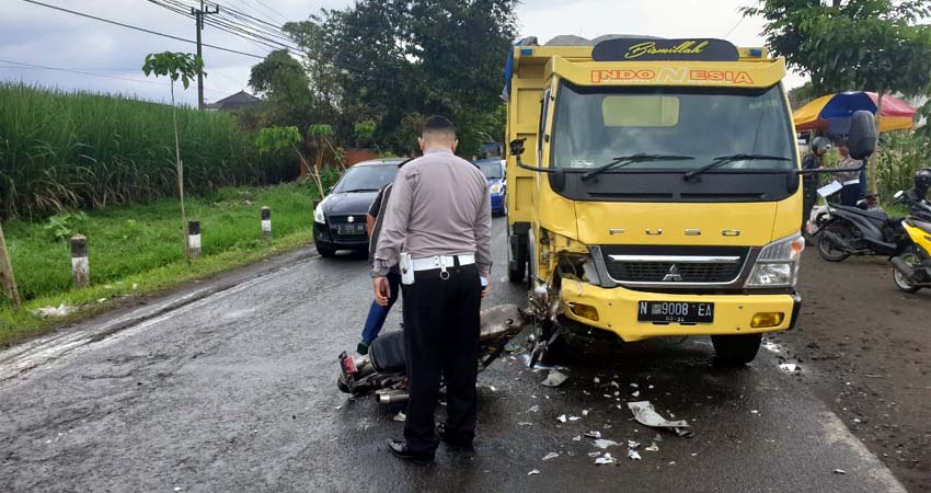 Petugas Laka Lantas saat melakukan olah TKP. (ist)