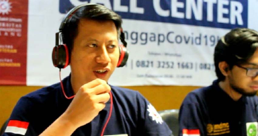 Petugas Call Center Covid-19 siap melayani penelpon. (ist)