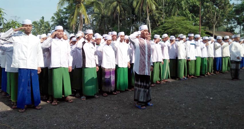 Santri Ponpes Nurul Qarnain, Sambut Dandim 0824 dengan Upacara Ala Santri