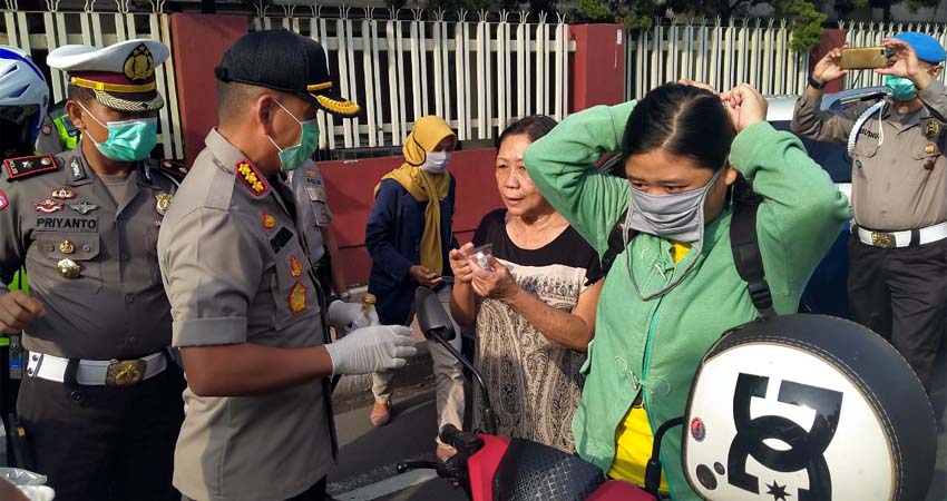 Kapolresta Malang Kota Kombes Pol Leonardus saat membagikan Masker dan Hand Sanitizer. (gie)