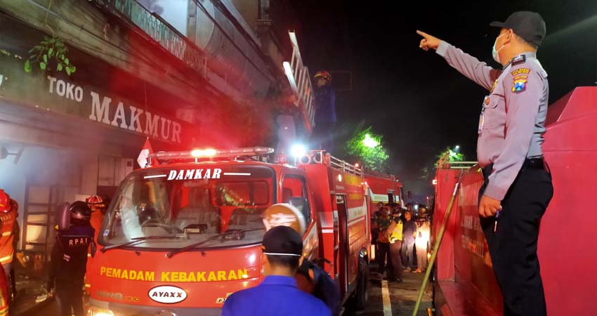 Toko Makmur yang terbakar. (ist)