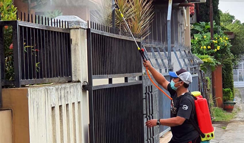 Warga RT 15 RW 2 Pandanwangi Semprotkan Desinfektan ke Lingkungan dan Rumah, Giat Mandiri Kelamaan Nunggu Pemkot Malang