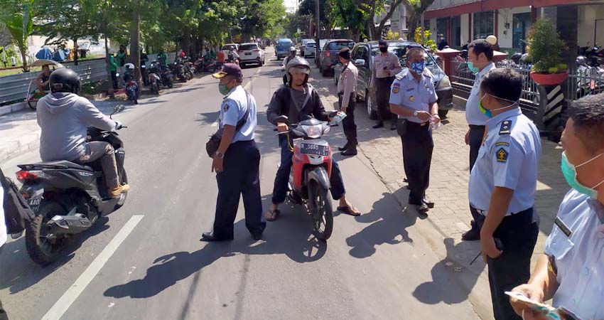 Jatim Peduli dan Peringati HUT Pemasyarakatan ke 65, Lapas Klas 1 Malang Bagikan Masker dan Sembako