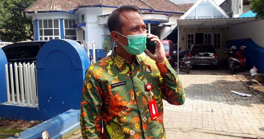 Kabag Protokol Pemkot Batu Aries Setiawan saat datangi Unit Laka Lantas. (gie)