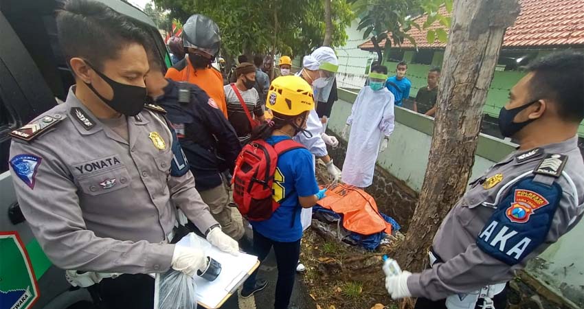 Pemotor Jatuh ke Selokan Tewas Mendadak, Evakuasi Protokol Covid-19