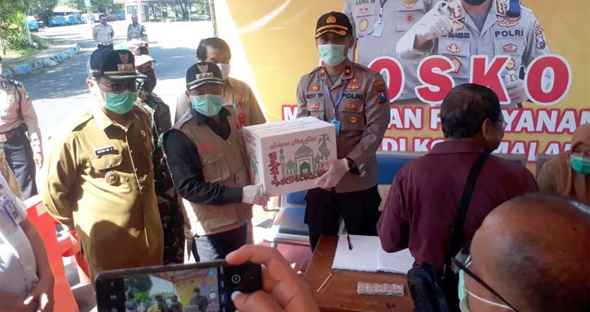 Walikota Malang Drs Sutiaji saat kunjungan di Posko Satgas Covid 19 di Terminal Langdungsari. (gie)