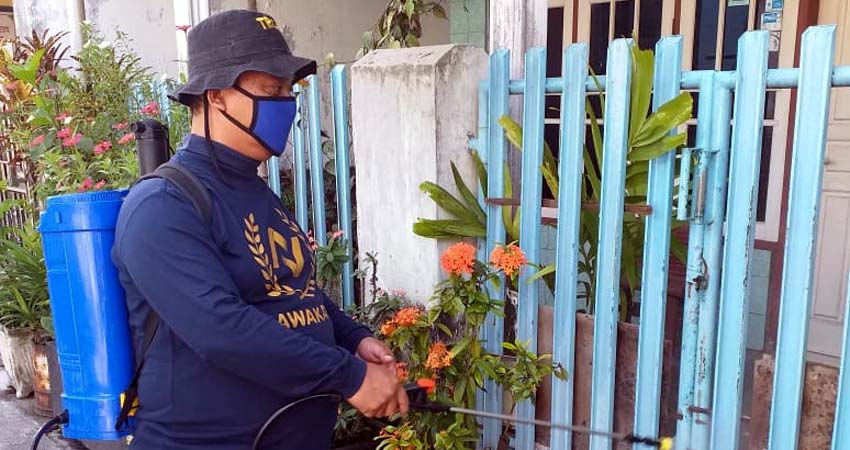 RELAWAN : Relawan nawak Aji saat menyemprot disinfektan di mushola dan masjid di Kota Malang (memontum/ist)