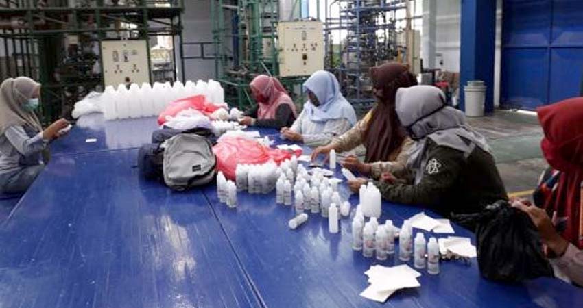 Proses produksi dan distribusi Hand Sanitizer oleh Jurusan Teknik Kimia Polinema