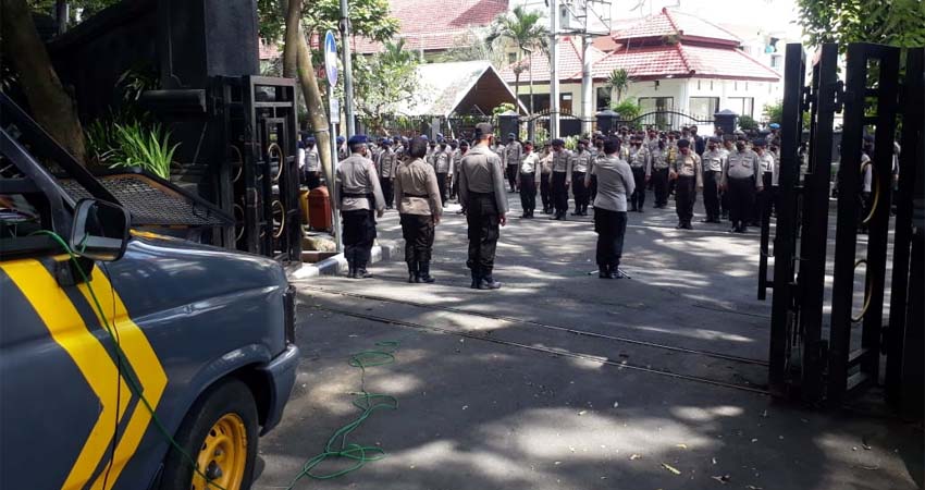 Petugas kepolisian berjaga di lokasi menunggu pengunjuk rasa yang tak pernah datang. (gie)