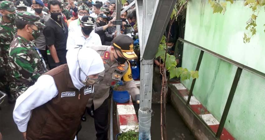 Gubernur Jatim Khofifah saat melihat budidaya ikan lele di Kampung Glintung Water Street. (gie)