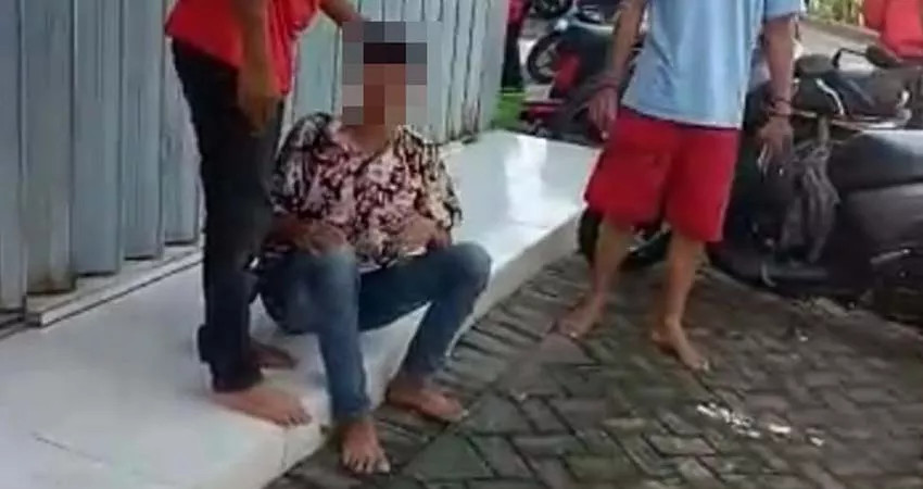 Salah satu pelaku mewek saat dihajar masa