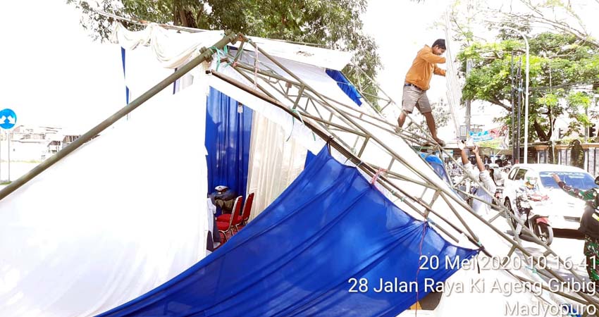 Tenda Pos Penyekatan Madyopuro yang ambruk. (Ist/ Lantas Polresta Malang Kota)