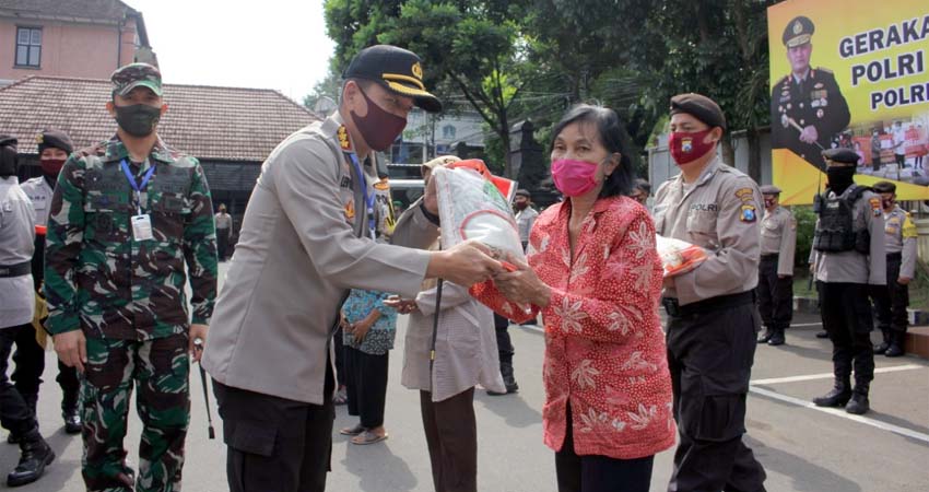 Kapolresta Malang Kota Kombes Pol Dr Leonardus Harapantua Simarmata Permata S Sos SIK MH dan Dandim 0833 Letkol Inf Tommy Anderson, saat membagikan beras tahap II. (ist)