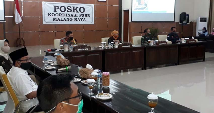 Gubernur Jatim Khofifah Indar Parawansa saat konferensi pers di kantor Bakorwil III Jatim. (gie)