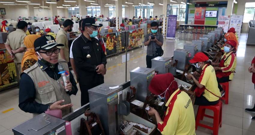 Tinjau Buruh di Pabrik Rokok, Sutiaji Bawa Alat Rapid Test